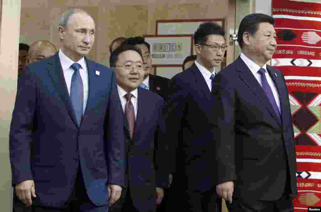 (L-R) Russian President Vladimir Putin, Mongolian President Tsakhia Elbegdorj and Chinese President Xi Jinping arrive for a meeting during the BRICS Summit in Ufa, Russia, July 9, 2015.