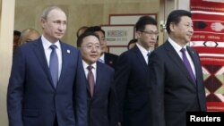 (Kiri ke kanan) Presiden Rusia Vladimir Putin, Presiden Mongolia Tsakhia Elbegdorj dan Presiden China Xi Jinping tiba di KTT BRICS di Ufa, Rusia (9/7).