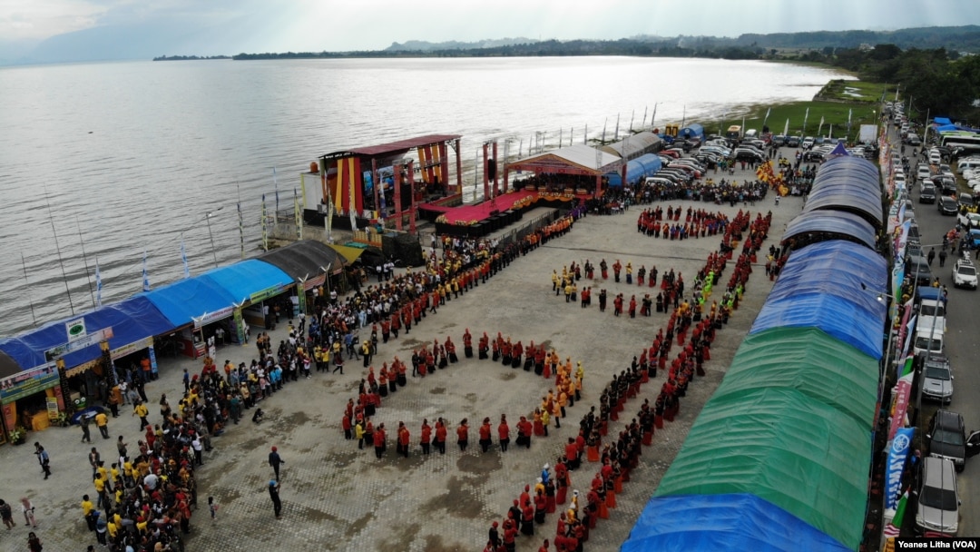 Pementasan tarian Torompio dalam kegiatan pembukaan pelaksanaan Festival Danau Poso ke 21 di kota wisata Tentena, Kabupaten Poso, Sulawesi Tengah, 26 Agustus 2019. (Foto: VOA/Yoanes Litha)