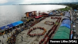 Pementasan tarian Torompio dalam kegiatan pembukaan pelaksanaan Festival Danau Poso ke 21 di kota wisata Tentena, Kabupaten Poso, Sulawesi Tengah, 26 Agustus 2019. (Foto: VOA/Yoanes Litha)