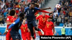 El francés Samuel Umtiti, (5) dirige la pelota para marcar el gol de apertura del juego durante el partido semifinal entre Francia y Bélgica en la Copa Mundial de fútbol 2018 en el estadio de San Petersburgo en San Petersburgo, Rusia, martes 10 de julio , 2018. (AP Photo / Natacha Pisarenko)