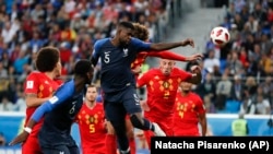 Samuel Umtiti marque le but lors de la demi-finale entre la France et la Belgique lors de la Coupe du monde à Saint-Pétersbourg, Russie, le 10 juillet , 2018.