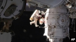 Фото космонавта у відкритому космосі біля Міжнародної космічної станції