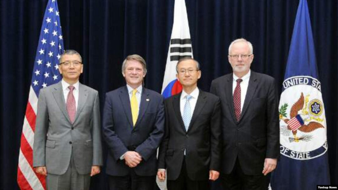 미국과 한국이 20일 워싱턴 국무부 청사에서 외교·국방(2+2) 고위급 확장억제전략협의체 첫 회의를 열어 북한의 핵·미사일 위협에 대한 한반도 방어와 관련해 미국 전략자산의 정례배치 공약을 재확인했다. 사진은 회의에 참석한 류제승 한국 국방부 국방정책실장(왼쪽부터), 토머스 컨트리맨 미 국무부 군비통제·국제안보차관 대행, 임성남 한국 외교부 1차관, 데이비드 시어 미 국방부 정책수석부차관.