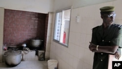 Photo d’archives juste à titre d’illustration : un surveillant pénitentiaire se trouvant dans la cuisine de la prison Ford B de Hann au Sénégal, prison qui prend en charge les détenus mineurs.