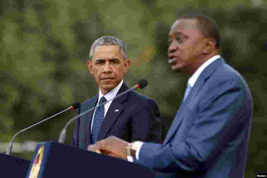 Madaxweyne Barack Obama iyo dhigiisa Kenya Uhuru Kenyatta oo shir jaraaid oo wadajir ah qabtay kadib markii uu dhammaaday shir ay ku yeesheen aqalka madaxtooyada Nairobi, July 25, 2015.