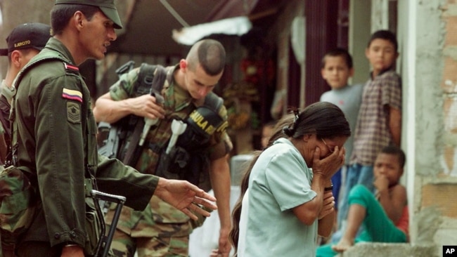 Una mujer llora después de que su hijo fue arrestado por las fuerzas de seguridad durante la Operación Orión en la Comuna 13, el 17 de octubre del 2002