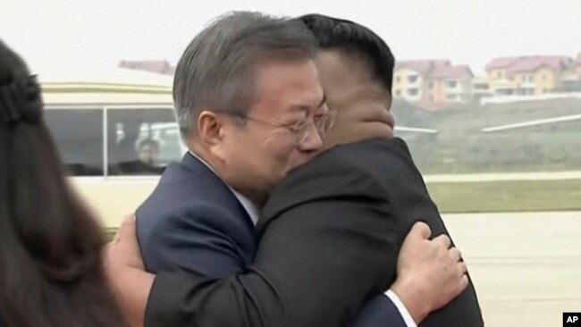 韩国总统文在寅和朝鲜领导人金正恩2018年9月18日在平壤顺安国际机场拥抱