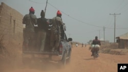 Les agents de sécurité patrouillent près du site où des hommes armés ont enlevé le professeur allemand d'archéologie Peter Breunig et son associé Johannes Behringer dans le village de Janjala, au Nigeria, le 24 février 2017.