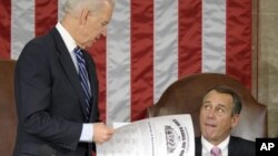 Senato lideri ve Başkan Yardımcısı Joe Biden ve Temsilciler Meclisi Başkanı John Boehner (sağda)