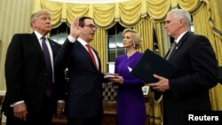 스티븐 므누신 신임 미 재무장관(왼쪽 두번째)이 13일 백악관에서 취임 선서를 하고 있다. 왼쪽은 도널드 트럼프 미국 대통령, 오른쪽은 마이크 펜스 미국 부통령.