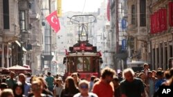 Suasana di Istiklal Avenue, jalan perbelanjaan utama kota kuno, Istanbul, Turki, 22 Agustus 2018. (Foto: dok).