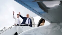Presiden Donald Trump dan putranya, Barron, melambaikan tangan saat menaikin pesawat kepresidenan dari Bandara Morristown, di New Jersey, untuk kembali ke Wasington, 16 Agustus 2020. (Foto: Reuters)