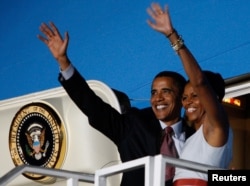U.S. President Barack Obama and first lady wave from Air Force One in Accra, Ghana, July 11, 2009.(Reuters)