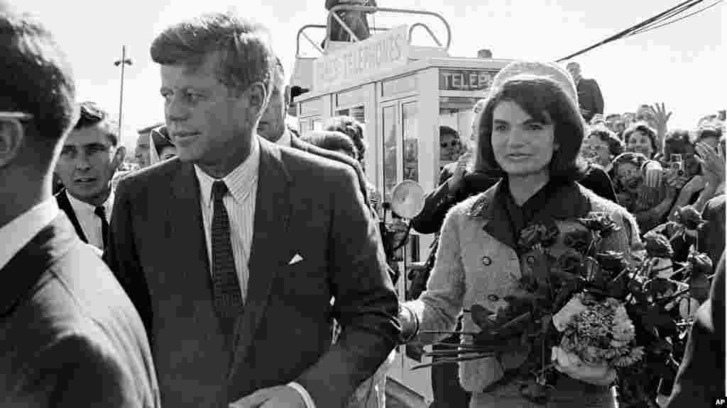 Dân chúng nồng nhiệt đón chào Tổng thống John F. Kennedy và Đệ nhất phu nhân Jacqueline Kennedy khi ông và phu nhân đến sân bay Dallas Love Field, Texas, 22/11/1963.