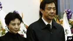 Mantan pejabat Partai Komunis Tiongkok kota Chongqing, Bo Xilai (kanan) dan istrinya, Gu Kailai (Foto: dok). Gu Kailai didakwa dalam kasus pembunuhan seorang pengusaha Iggris, Neil Heywood.