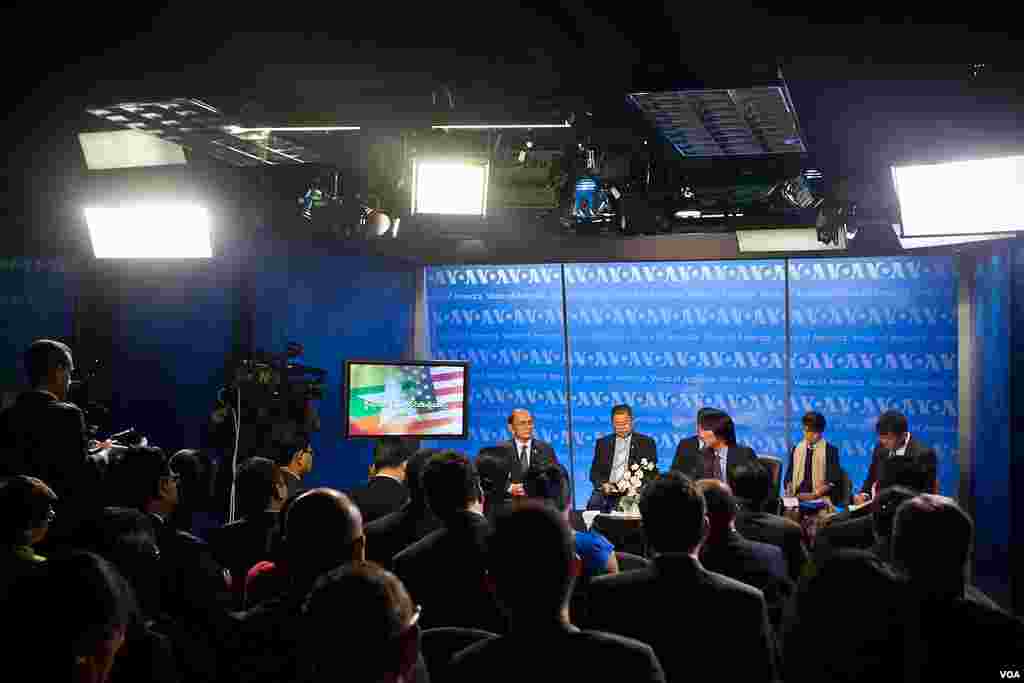 Burmese President Thein Sein attends a town hall meeting at Voice of America, Washington, May 19, 2013. (Alison Klein for VOA)