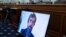 El director ejecutivo de Twitter, Jack Dorsey, aparece en una pantalla mientras habla remotamente durante una audiencia en el Comité de Comercio del Senado, el 28 de octubre de 2020.