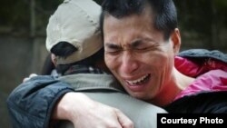 吴昌龙冤狱12年后获得假释和父亲相拥痛哭十多分钟。(吴华英提供)