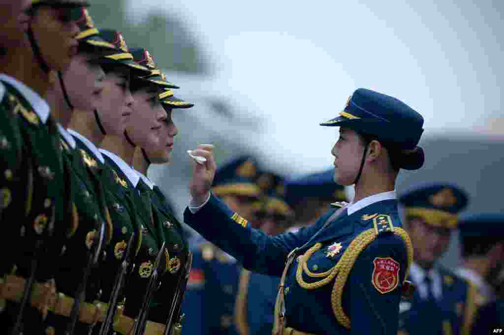 Tropas chinesas se preparam para chegada do Governador Geral Jerry Materparae da Nova Zelândia e o Presidente Chinês Xi Jinping na frente do Grande Salão do Povo em Beijing, China, 21 de Julho, 2015.