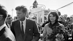 1963年11月22日的照片顯示肯尼迪總統和夫人抵達達拉斯機場。不久後，肯尼迪總統
被暗殺。