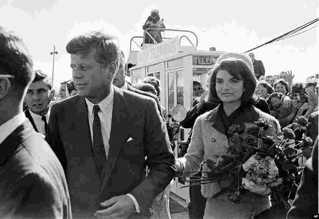 Presiden John F. Kennedy dan istrinya Jacqueline Kennedy disambut warga yang antusias saat kedatangan mereka di Dallas Love Field, Texas, 22 November 1963.