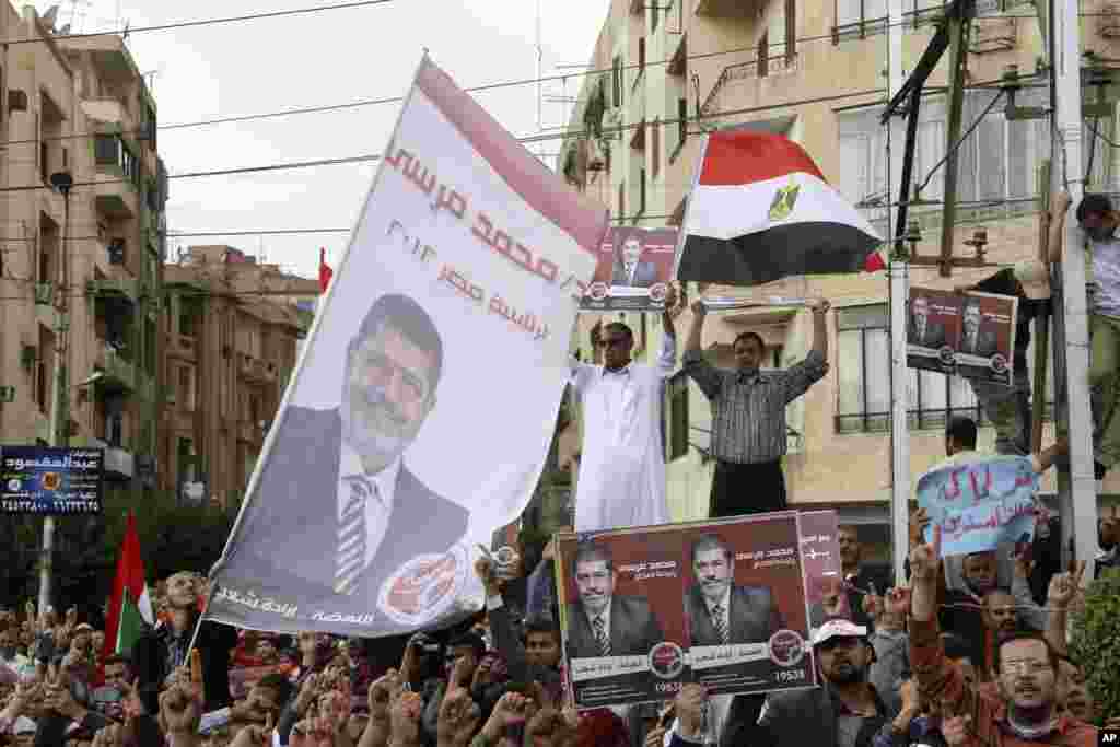 2012年11月23日，埃及總統穆爾西的支持者在總統府外集會。
