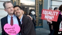 Pasangan gay di luar Balai Kota San Francisco sebelum Mahkamah Agung mengeluarkan keputusan yang menghapuskan larangna pernikahan sesama jenis (26/6) (AP/Noah Berger)