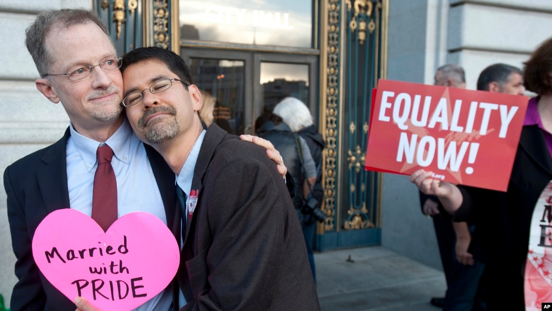 Pasangan gay di luar Balai Kota San Francisco sebelum Mahkamah Agung mengeluarkan keputusan yang menghapuskan larangna pernikahan sesama jenis (26/6) (AP/Noah Berger)