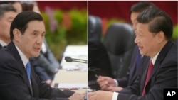 Taiwan President Ma Ying-jeou, left, and Chinese President Xi Jinping hold historic face-to-face talks in Singapore, Nov. 7, 2015. It is the first such meeting between leaders of the two countries in more than 60 years. 