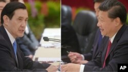 Taiwan President Ma Ying-jeou, left, and Chinese President Xi Jinping hold historic face-to-face talks in Singapore, Nov. 7, 2015. It is the first such meeting between leaders of the two countries in more than 60 years. 