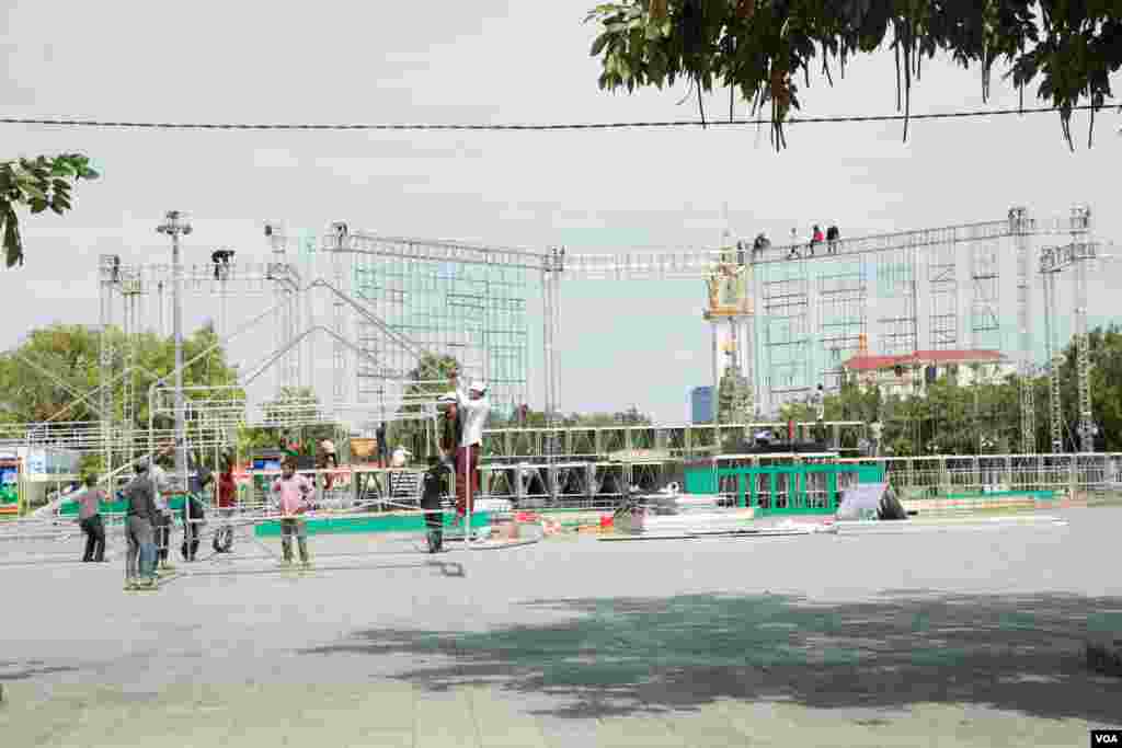 ស្តង់ទំនិញតាំងពិព័រណ៍ និងឆាកប្រគុំតន្រ្តីផ្សេងៗត្រូវបានតម្លើង ដើម្បីទទួលប្រជាពលរដ្ឋ ដែលមកអបអរសាទរព្រះរាជពិធីបុណ្យអុំទូក បណ្ដែតប្រទីប និងសំពះព្រះខែ អកអំបុកក្នុងរាជធានីភ្នំពេញ កាលពីថ្ងៃទី១៩ ខែវិច្ឆិកា ឆ្នាំ ២០១៨។ (ទុំ ម្លិះ/VOA)