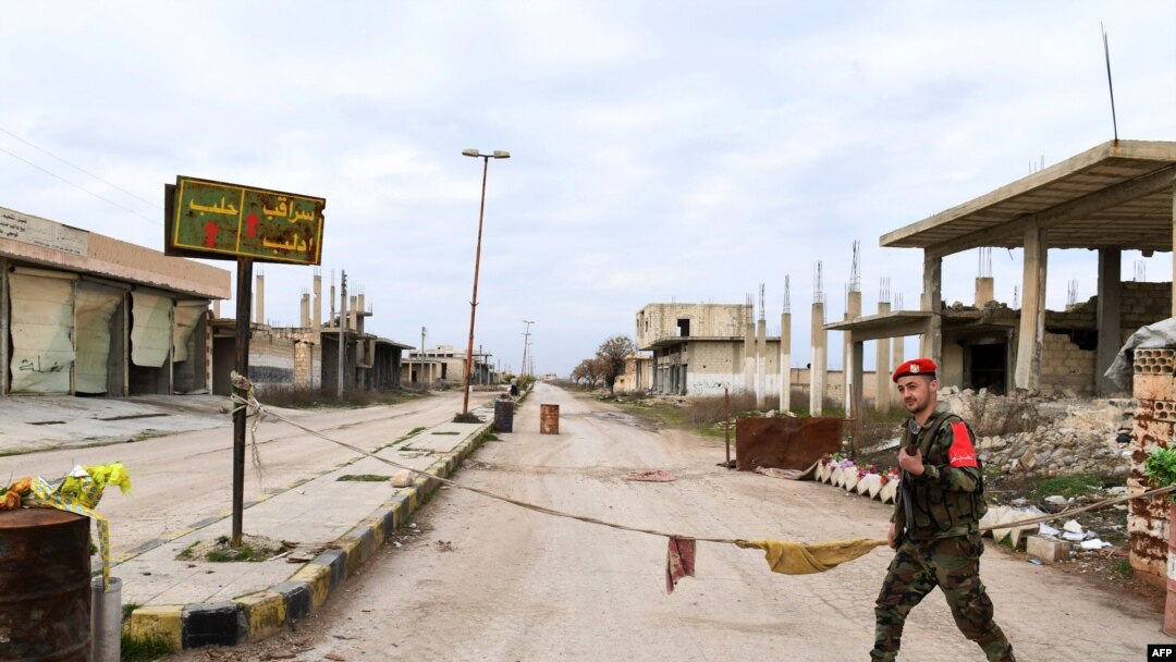 Tentara Suriah berpatroli di kota Tall Sultan, dekat papan bertuliskan "Saraqeb", barat laut provinsi Idlib, Suriah, 5 februari 2020. (Foto: dok). 