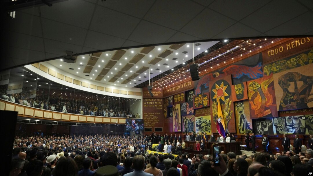  ARCHIVO - Legisladores e invitados asisten a la ceremonia de toma de posesión del presidente electo Daniel Noboa, en la Asamblea Nacional en Quito, Ecuador, el jueves 23 de noviembre de 2023.
