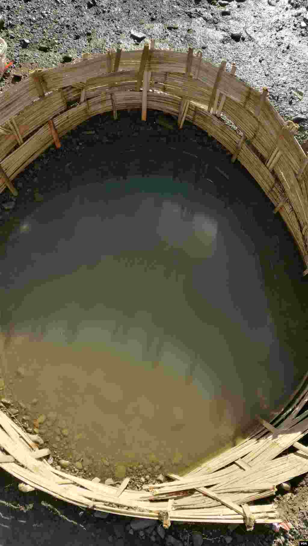 အထက်မြတ်လှဲ စစ်ရှောင်စခန်းရှိ ချိုးရေတွင်း