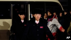 2018 평창올림픽에 참가하는 북한 선수단과 관계자들이 1일 강릉 올림픽선추촌에 도착해 버스에서 내리고
있다. 