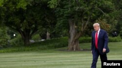 El presidente de Estados Unidos, Donald Trump, regresa a la Casa Blanca después de viajar a Michigan durante el brote de la enfermedad por coronavirus (COVID-19) en Washington, Estados Unidos, 21 de mayo de 2020. 