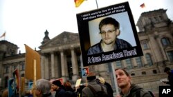 Muchas organizaciones civiles en europa y dentro de EE.UU. consideran a Snowden un héroe por liberar la información secreta de la NSA.