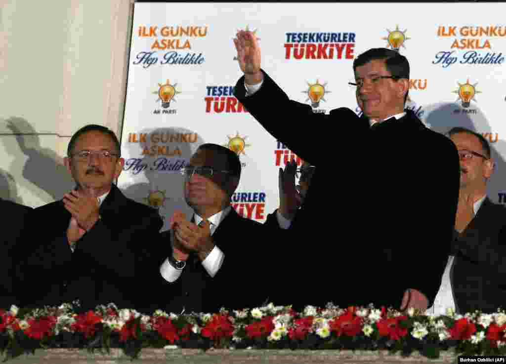 ترکی کے وزیراعظم احمد داؤد اغلو نے انتخابی نتائج کو جمہوریت اور عوام کی فتح قرار دیا ہے۔