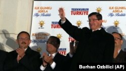 Firayim Ministan Turkiya Davutoglu yana gaida magoya baya 