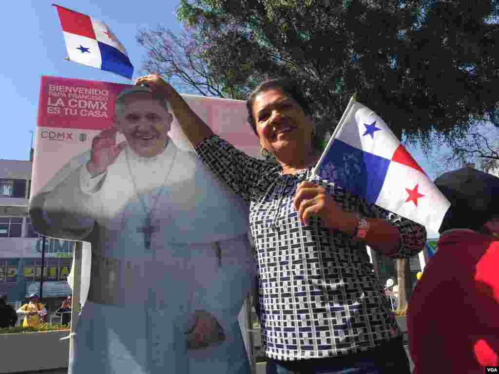 Perempuan ini datang dari Panama untuk melihat Paus. Ia berpose untuk foto sambil menunggu di luar Basilika Guadalupe, Mexico City, 13 Februari 2016. (C. Mendoza/VOA)