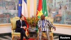 Presiden Perancis Emmanuel Macron (kiri) bersama Presiden Burkina Faso Roch Marc Christian Kabore di Istana Kepresidenan di Ouagadougou, Burkina Faso, 28 November 2017.