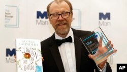 El autor estadounidense George Saunders fue galardonado con el premio Booker 2017 en Londres, el martes, 17 de octubre de 2017.