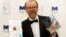 El autor estadounidense George Saunders fue galardonado con el premio Booker 2017 en Londres, el martes, 17 de octubre de 2017.