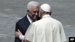 Le pape François a reçu en audience privée au Vatican le président palestinien Mahmoud Abbas au Vatican, 17 janvier 2015. The two leaders will meet again this weekend ahead of the Paris Peace Summit.