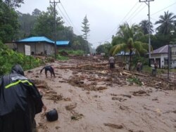 Sisa material yang terbawa saat banjir di Kabupaten Kepulauan Yapen, Papua, Selasa (14/9). (Courtesy: BPBD Kab Kepulauan Yapen)