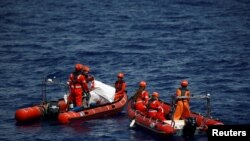 Les membres de l'équipage de l'ONG allemande Sea-Eye participent à un exercice d'entraînement au large des côtes nord-africaines, en Méditerranée occidentale, le 28 août 2019. REUTERS/Darrin Zammit Lupi 