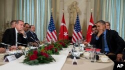 Los presidentes Barack Obama y Recep Tayyip Erdogan, de Turquía, se reunieron en Paris este martes para discutir la lucha contra ISIS y las tensiones con Rusia.