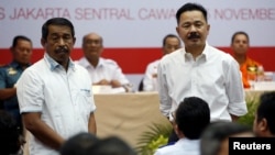 Pendiri Lion Air Group Rusdi Kirana (kanan) dan CEO Lion Air Group Edward Sirait mendengarkan pertanyaan dari para keluarga korban Lion Air JT610 saat pertemuan di Jakarta, 5 November 2018 lalu (foto: dok). 