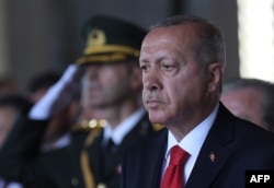Uzun illər Türkiyəni idarə etmiş Rəcəb Tayyib Ərdoğan avtoritar tendensiyalar sərgilədiyinə görə tənqid obyektinə çevrilib.